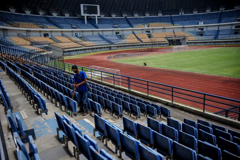 Petugas kebersihan membersihkan tribun VIP Stadion Gelora Bandung Lautan Api (GBLA) di Bandung, Jawa Barat, Senin (1/3/2021). Stadion GBLA diproyeksikan menjadi tempat berlangsungnya ajang Turnamen Piala Menpora 2021 yang rencananya akan digelar kickoff nya pada 21 Maret mendatang.