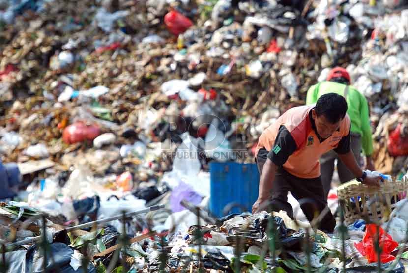 Petugas kebersihan memilah sampah di Tempat Pembuangan Sementara (TPS). Ilustrasi. (Republika/Raisan Al Farisi)