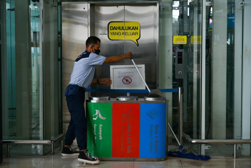 Petugas kebersihan mengepel lantai di depan lift yang memakan korban di Bandara Internasional Kualanamu, Deli Serdang, Sumatera Utara.