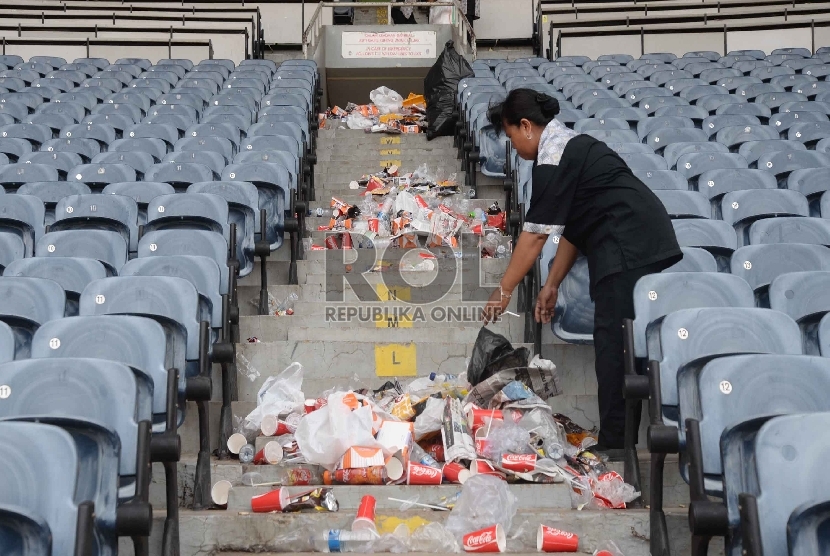 Petugas kebersihan pengelola stadion Gelora Bung Karno (GBK) membersihkan sisa sampah usai pertandingan final piala Presiden di Stadion GBK, Jakarta, Senin (19/10). (Republika/Yasin Habibi)