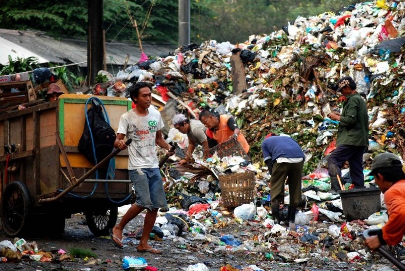 Petugas kebersihan sampah beraktivitas di Tempat Pembuangan Sementara, Pangadean, Kalibata, Jakarta Selatan, Selasa (24/6).