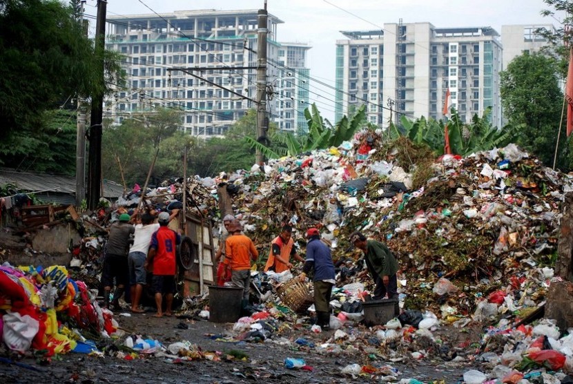 Petugas kebersihan sampah beraktivitas di Tempat Pembuangan Sementara, Pangadean, Kalibata, Jakarta Selatan, Selasa (24/6).