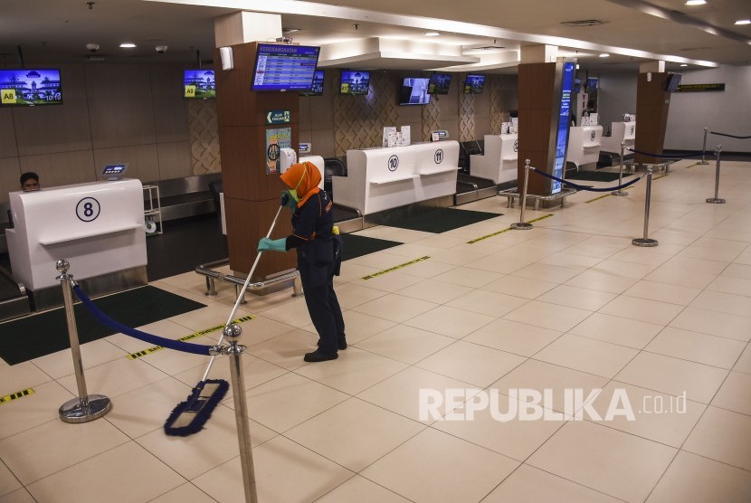 Petugas kebersihkan membersihkan lantai counter check in di Bandara Husein Sastranegara, Kota Bandung, Senin (1/7).