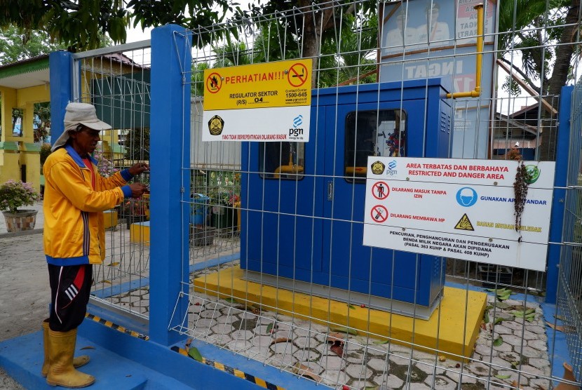 Petugas kecamatan mengecek regulator jaringan pipa gas bumi milik Perusahaan Gas Negara (PGN) di kantor Camat Medan Denai, Sumatera Utara, Senin (22/4/2019).