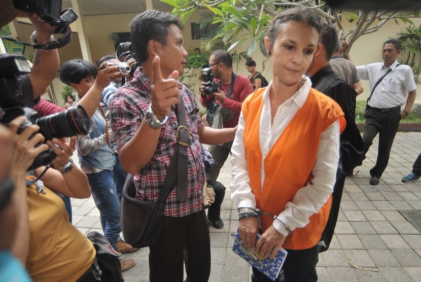 Petugas kejaksaan menggiring warga Australia, Sara Connor (kedua kanan) untuk menjalani persidangan kasus pembunuhan polisi, di Pengadilan Negeri Denpasar, Bali, Selasa (24/1). 