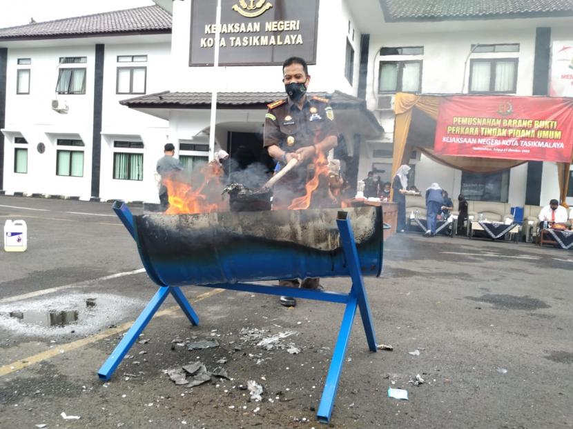 Petugas Kejari Kota Tasikmalaya memusnahkan barang bukti perkara, Selasa (27/10). 