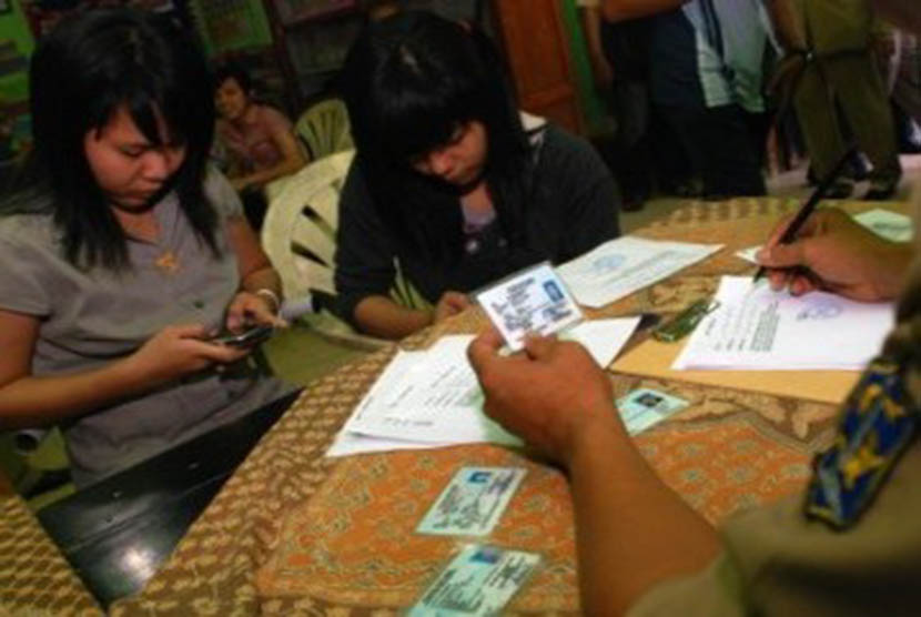 Petugas di Kantor Kelurahan