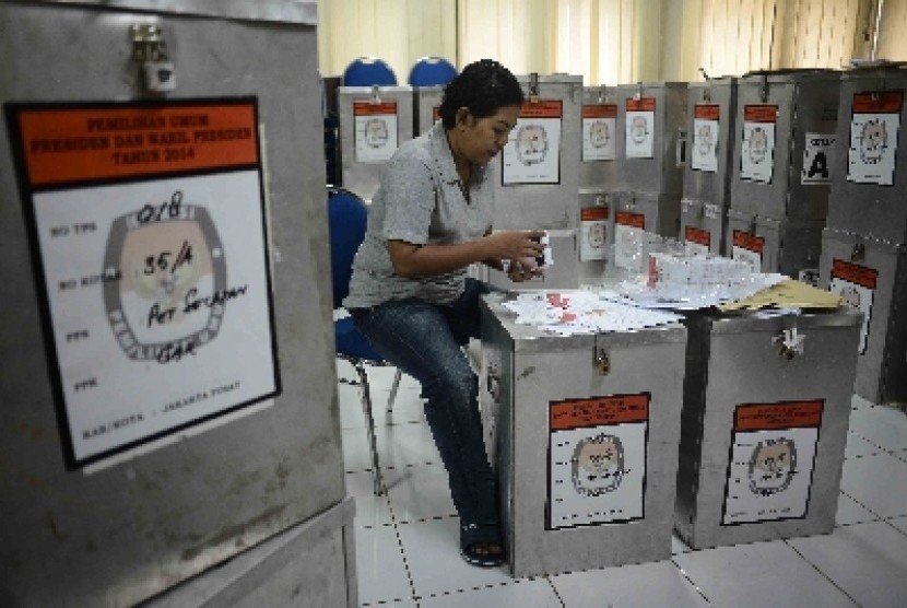 Petugas kelurahan memeriksa kertas suara Pilpres di posko bersama pemilu Kelurahan Petojo Selatan, Kecamatan Gambir, Jakarta Pusat, Ahad (6/7).