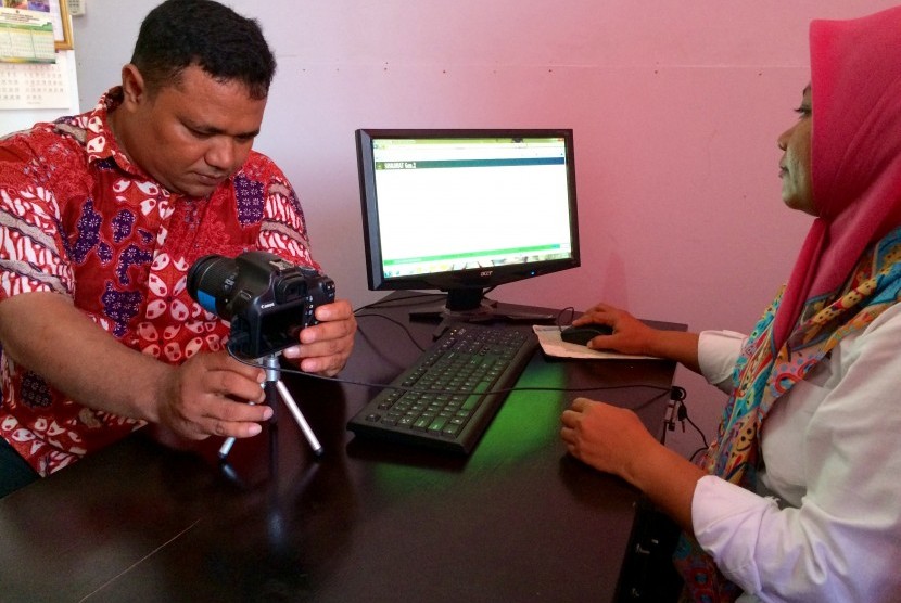 Petugas Kemenag Ternate menunjukkan Sistem Informasi dan Komputerisasi Haji Terpadu (Siskohat)