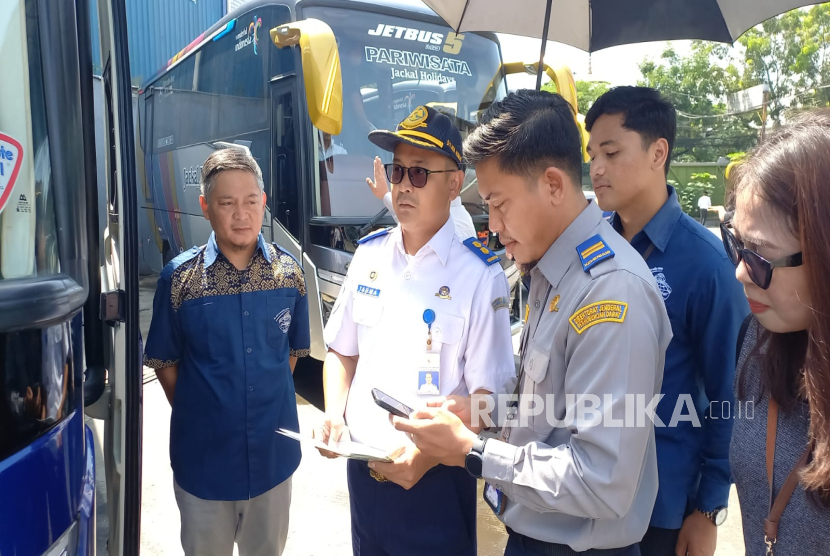 Petugas Kemenhub melakukan ramp check bus wisata di Kota Bandung jelang libur natal dan tahun baru, Rabu (20/11/2024). Ramp check dilakukan sejak 6 November hingga 20 Desember. 