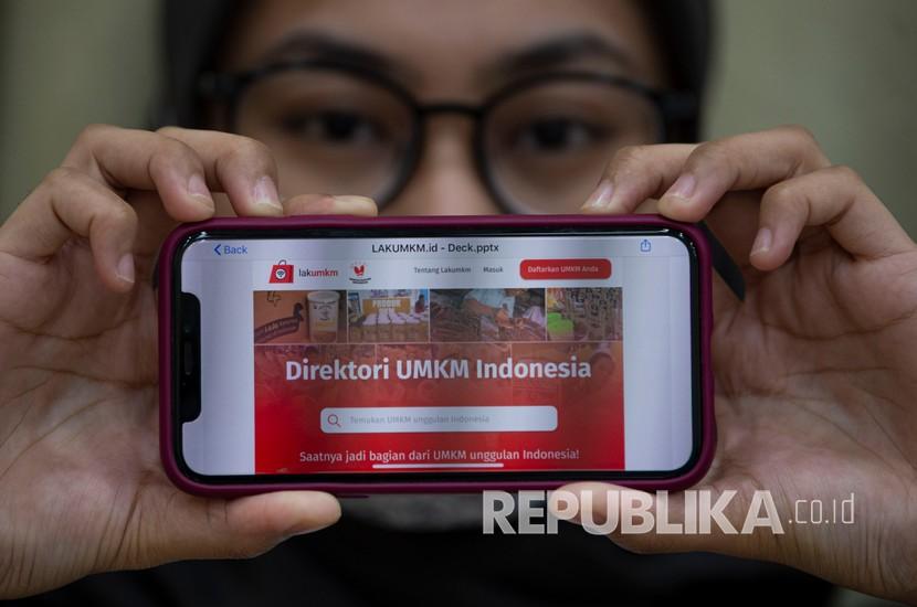 Petugas Kementerian Komunikasi dan Informasi (Kemenkominfo) menunjukkan halaman situs direktori UMKM Indonesia, lakumkm.id yang dibuat untuk mendukung Gerakan Nasional Bangga Buatan Indonesia (Gernas BBI) di Jakarta, Kamis (16/7/2020). Kemenkominfo meluncurkan Gernas BBI dengan mendorong transformasi digital di masa adaptasi kebiasaan baru (AKB) melalui pemberian stimulus maupun fasilitasi UMKM dan ultra mikro sekaligus mendorong kesadaran konsumen Indonesia memanfaatkan teknologi serta membeli produk dalam negeri. 