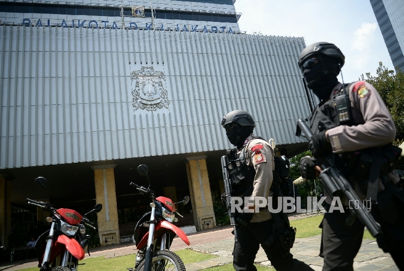 Petugas kepolisaian berjaga di area kompleks Balai Kota DKI Jakarta, Selasa (1/11).  (Republika/Prayogi)