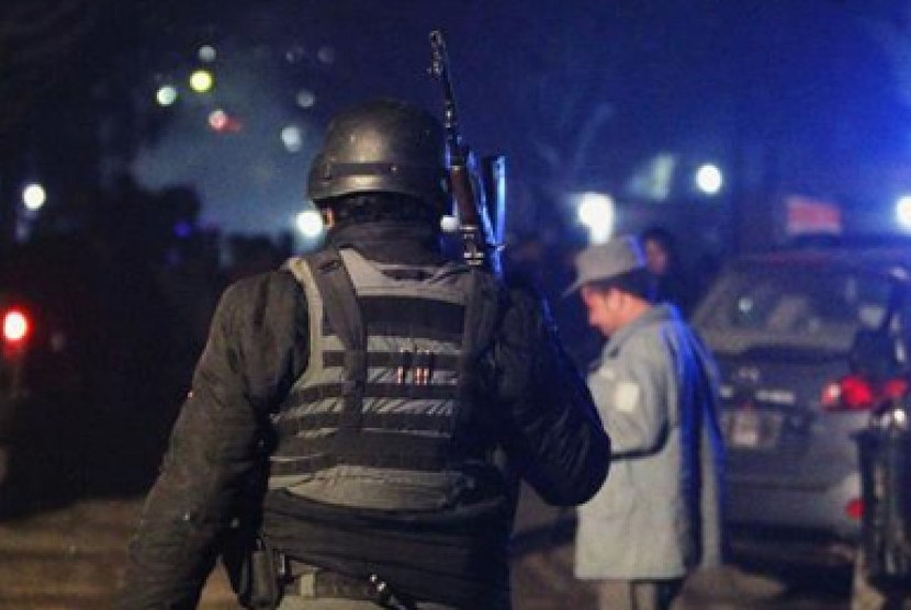  Petugas kepolisian Afghanistan tiba di lokasi peledakan dan penembakan di Kabul (ilustrasi)