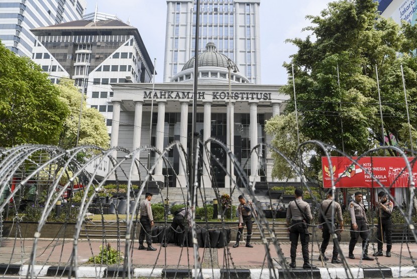 Petugas kepolisian berada di depan Gedung Mahkamah Konstitusi, Jakarta, Senin (24/6/2019).