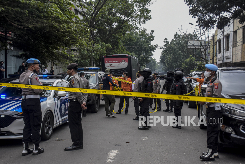Petugas kepolisian berjaga di dekat lokasi terjadinya ledakan yang diduga bom bunuh diri di area Polsek Astana Anyar, Jalan Astana Anyar, Kota Bandung, Rabu (7/12/2022). 