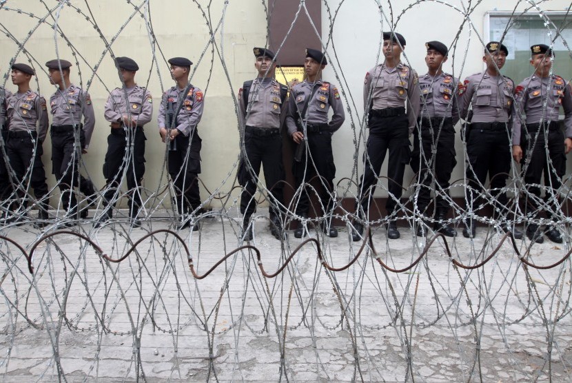 Petugas Kepolisian berjaga di depan gedung kantor Kedutaan Besar Myanmar, Jakarta, Senin (4/9). 