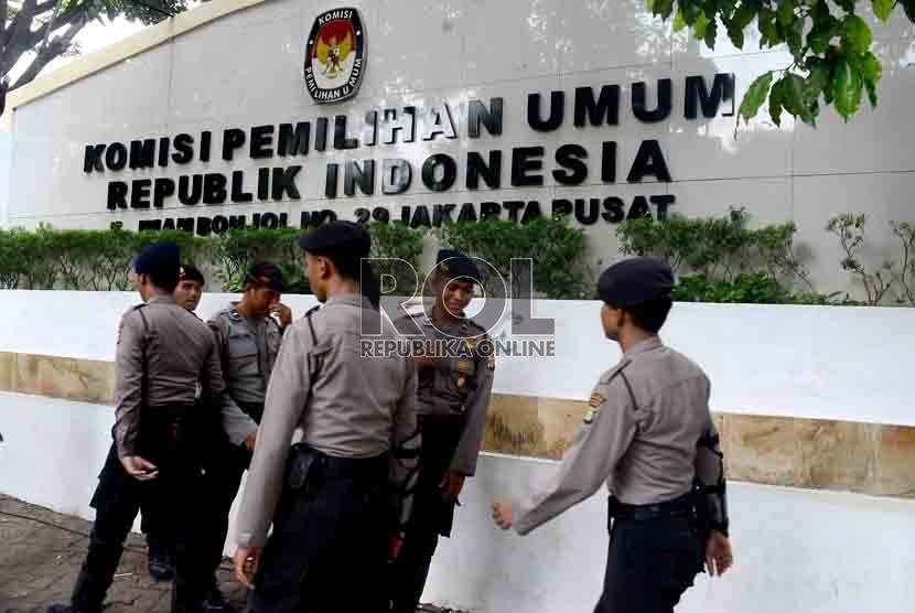 Petugas Kepolisian berjaga di jalan menuju Kantor KPU saat pelaksanaan Rapat Pleno Rekapitulasi Hasil Pilpres 2014, Jakarta, Selasa (22/7). (Republika/Agung Supriyanto).