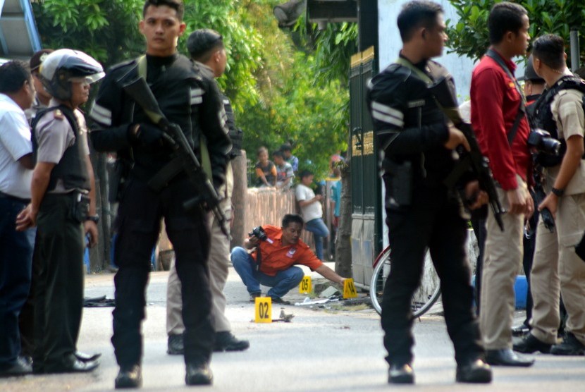 Petugas kepolisian berjaga di ledakan bom di kawasan Pogar, Bangil, Pasuruan, Jawa Timur, Kamis (5/7).