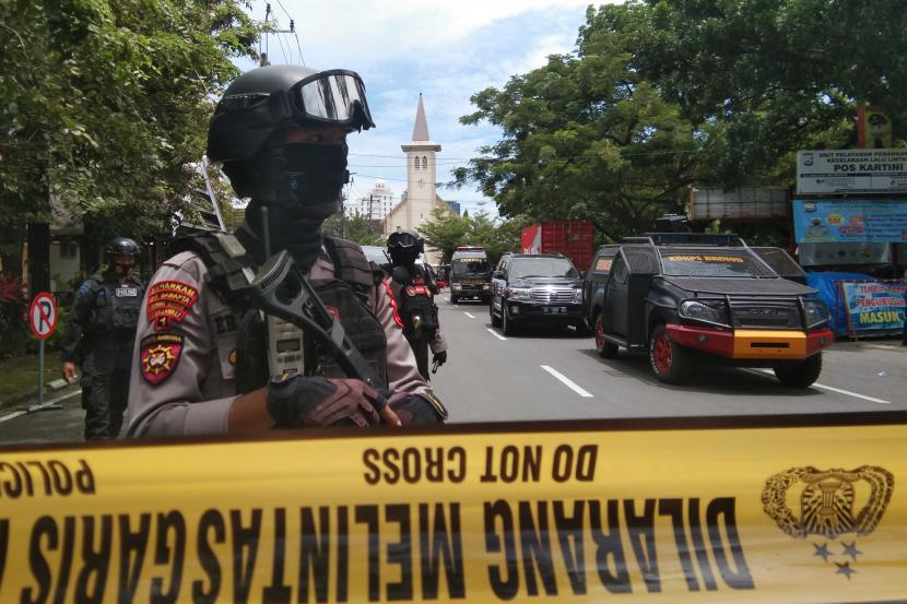 Petugas kepolisian berjaga di lokasi dugaan bom bunuh diri di depan Gereja Katedral Makassar, Sulawesi Selatan, Ahad (28/3)