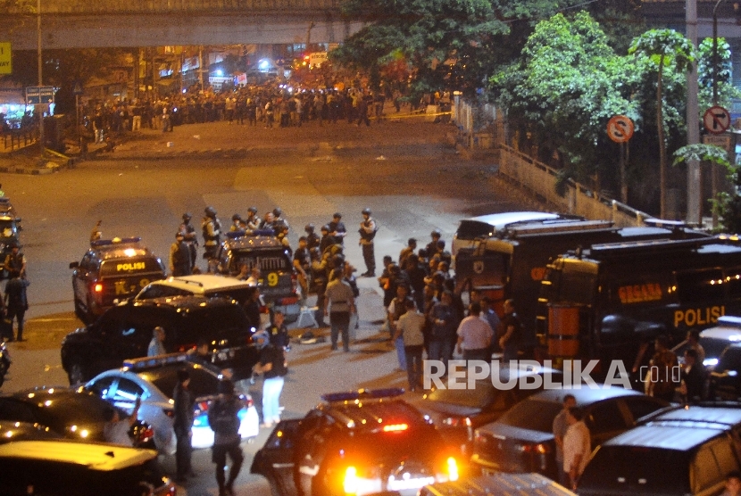  Petugas kepolisian berjaga di lokasi ledeakan di Terminal Kampung Melayu jakarta, Rabu (24/5) malam. 