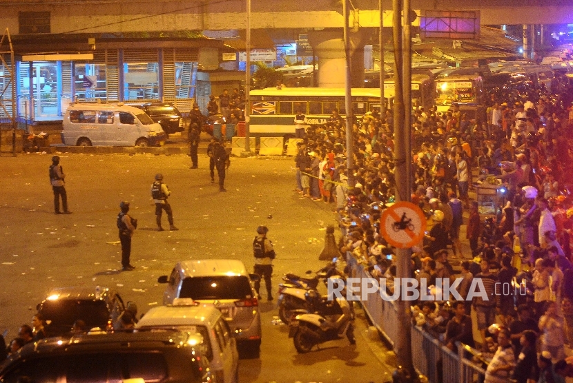 Petugas kepolisian berjaga di lokasi ledakan di Terminal Kampung Melayu jakarta, Rabu (24/5) malam. 