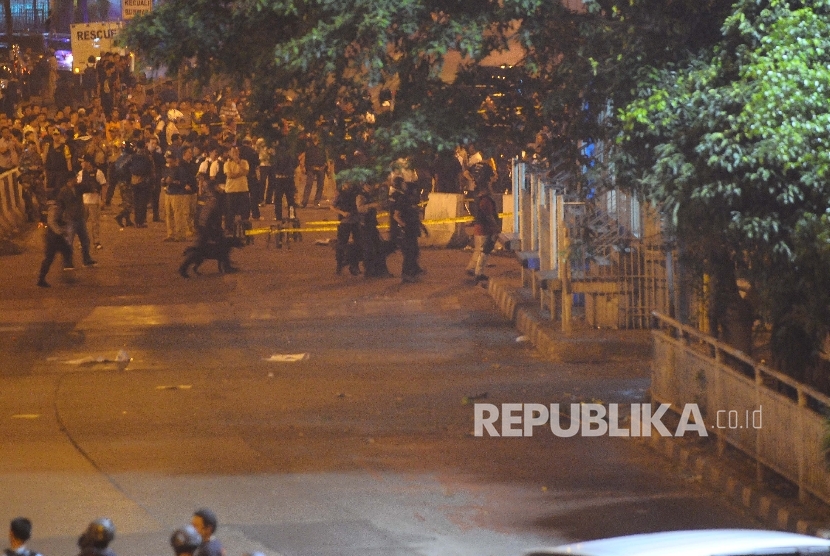  Petugas kepolisian berjaga di lokasi ledeakan di Terminal Kampung Melayu jakarta, Rabu (24/5) malam. 