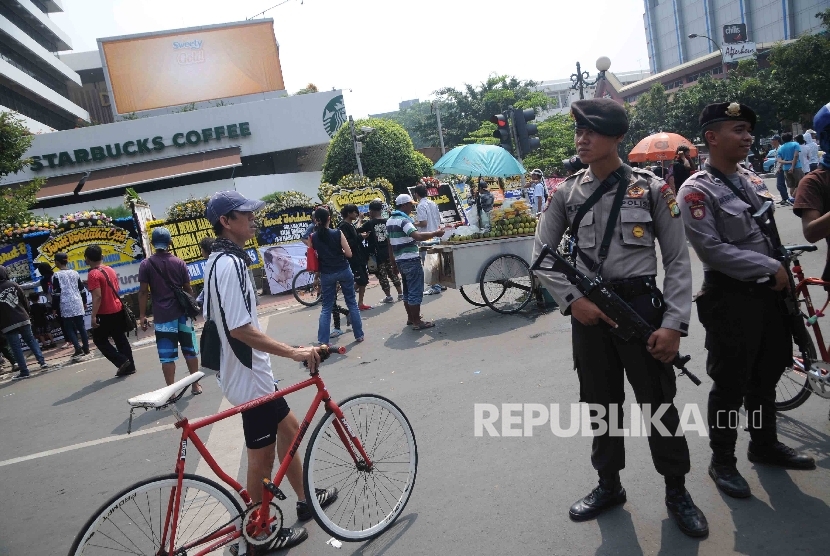  Petugas kepolisian berjaga di lokasi serangan teror , saat hari bebas kendaraan bermotor di Jalan MH Thamrin, Jakarta, Ahad (17/1). (Republika/Agung Supriyanto)