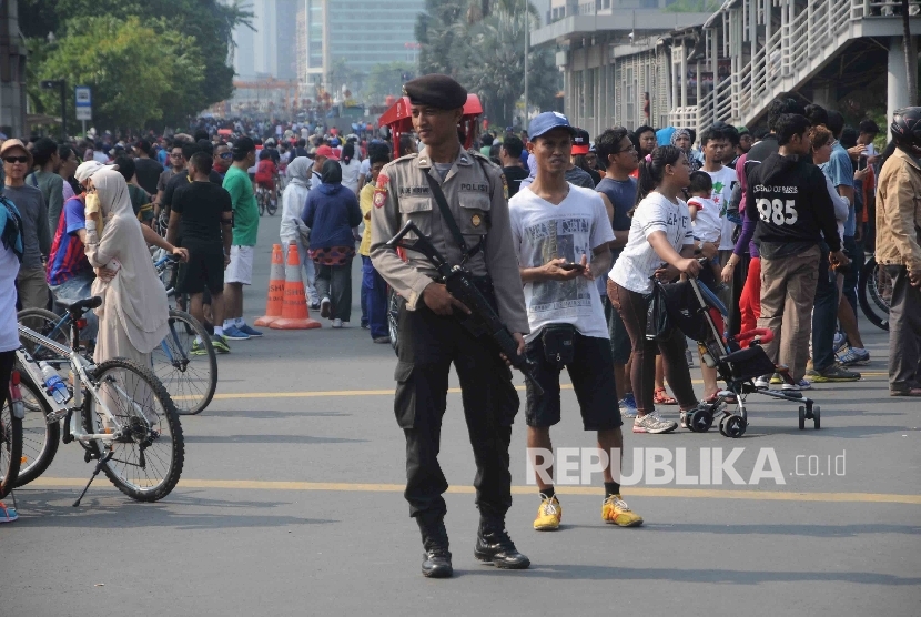  Petugas kepolisian berjaga di lokasi serangan teror , saat hari bebas kendaraan bermotor di Jalan MH Thamrin, Jakarta, Ahad (17/1). (Republika/Agung Supriyanto)