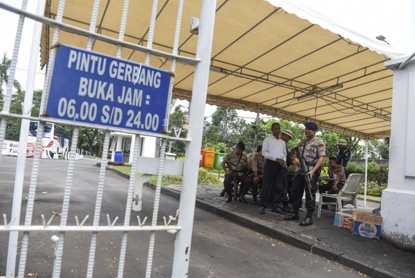 Petugas kepolisian berjaga di pintu masuk kompleks perumahan yang ditempati Calon Gubernur DKI Jakarta Basuki Tjahaja Purnama atau Ahok di Kompleks Pantai Mutiara, Jakarta, Jumat (4/11).