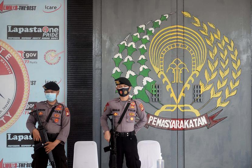 Petugas kepolisian berjaga di pintu masuk Lapas Kelas 1 Tangerang, Banten