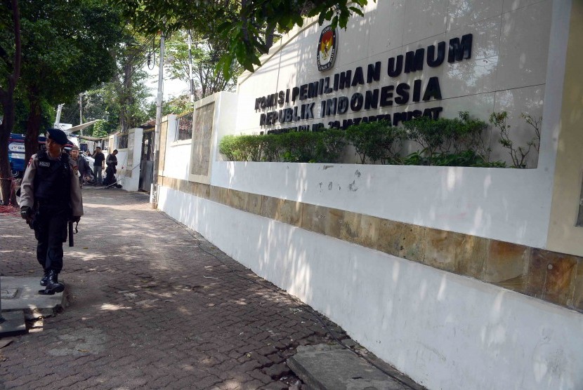 Petugas Kepolisian berjaga didepan Kantor KPU saat pelaksanaan Rapat Pleno Rekapitulasi Hasil Pilpres 2014, Jakarta, Selasa (22/7).