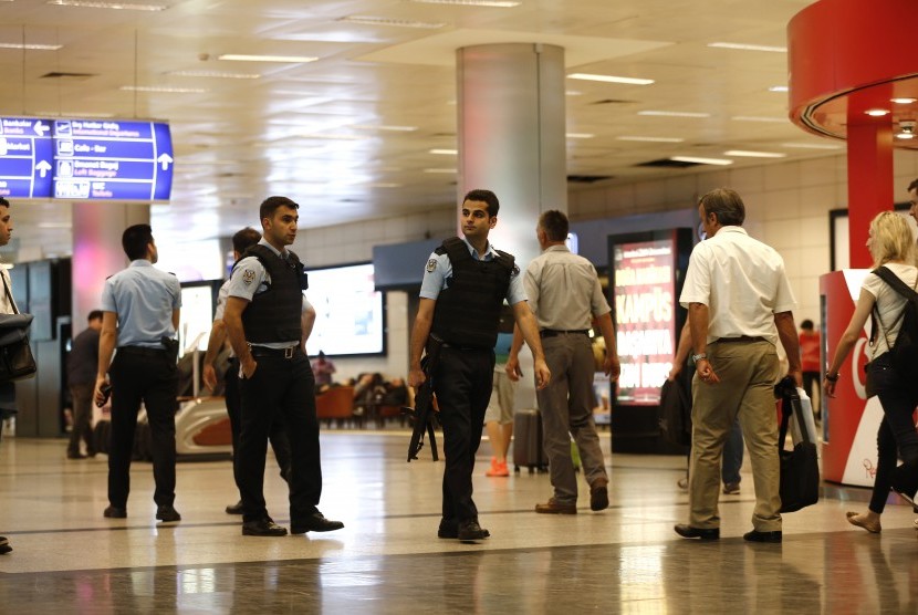 Petugas kepolisian berjaga-jaga di Bandara Ataturk, (29/6),  setelah pengeboman yang terjadi di sana.