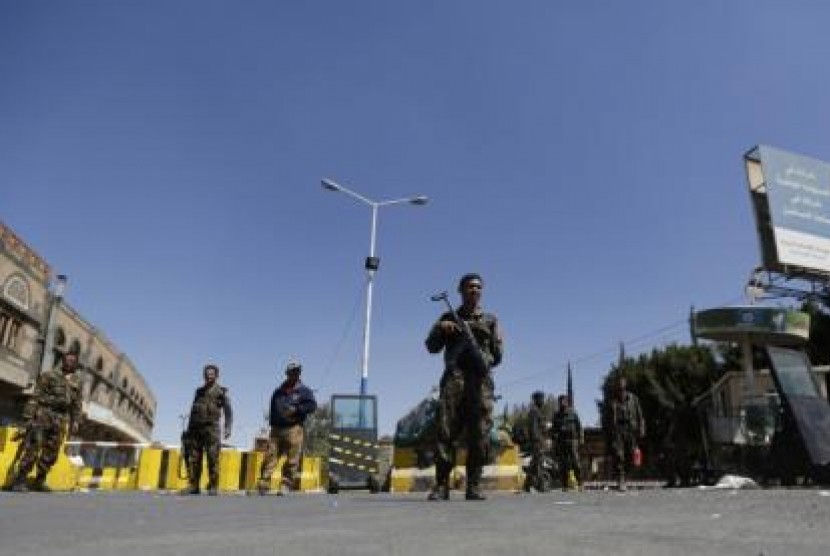 Petugas kepolisian berjaga-jaga di depan Kedutaan Besar AS yang sejak kemarin ditutup di Sanaa, Yaman. Penutupan dilakukan karena situasi Yaman yang dipandang tak kondusif.