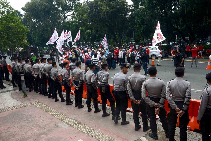 Petugas kepolisian berjaga saat aksi massa pendukung pasangan Capres nomor urut satu Prabowo Subianto dan Hatta Rajasa di halaman Mahkamah Konstitusi, Jakarta Pusat, Selasa (12/8).