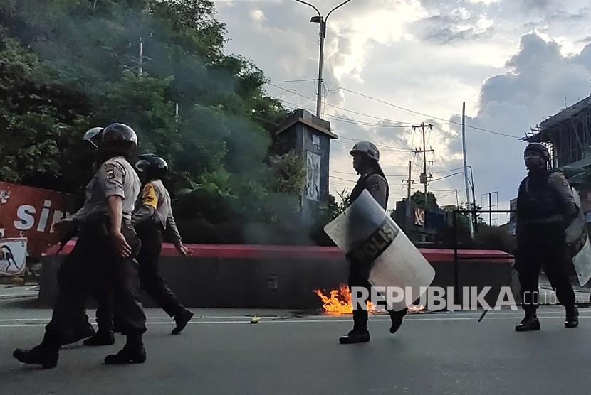 Petugas kepolisian berjaga saat berlangsungnya aksi unjuk rasa di Jayapura, Papua, Kamis (29/8/2019).
