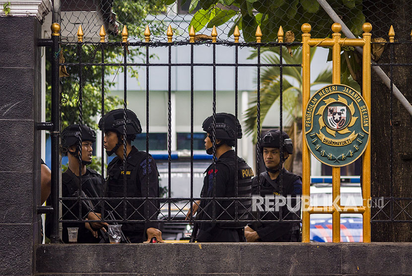 Petugas kepolisian berjaga saat sidang kasus terorisme dengan terdakwa Aman Abdurrahman alias Oman Rochman di depan PN Jakarta Selatan, Jakarta, Jumat (25/5). 