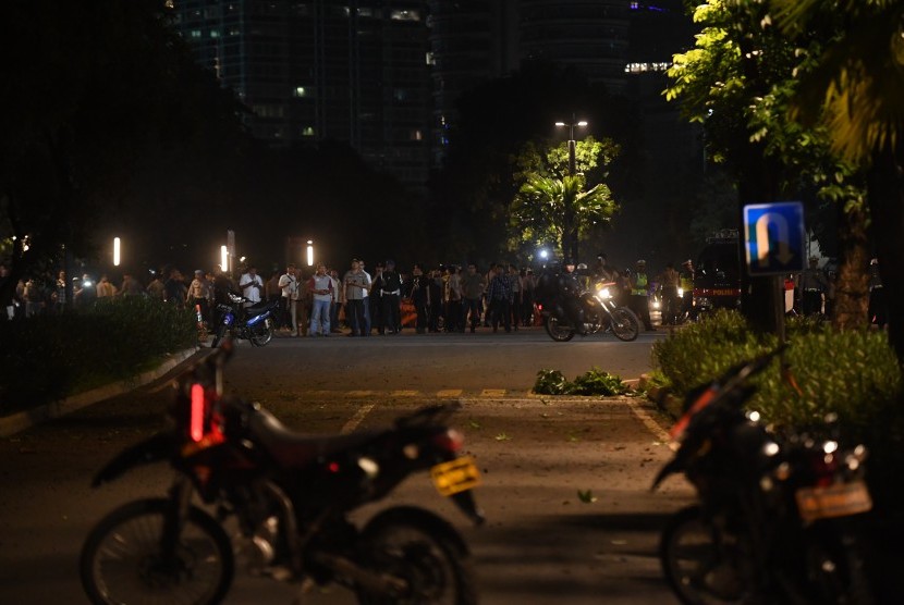 Petugas kepolisian berjaga seusai terdengar ledakan di kawasan parkir timur Senayan, Jakarta, Ahad (17/2/2019).