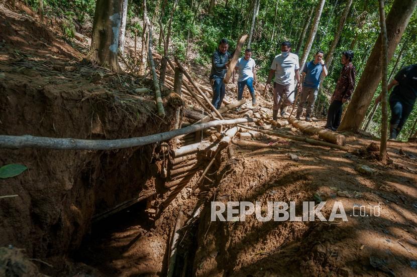 Petugas kepolisian berpakaian preman Subdit 4 Tipidter Ditreskrimsus Polda Banten meninjau kondisi tempat lokasi diduga tambang emas di Gunung Liman, Lebak, Banten, Jumat (23/4/2021). Penutupan diduga tambang emas ilegal tersebut dilakukan karena dapat mengancam kelestarian alam di Gunung Liman yang masuk ke dalam hutan adat milik Kasepuhan Cibarani dan warga Suku Baduy. 