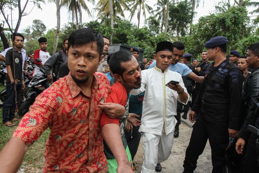 Petugas kepolisian berpakaian sipil dibantu warga menangkap salah satu tahanan yang kabur dari Rutan Sialang Bungkuk Kelas IIB, Pekanbaru, Riau, Jumat (5/5). 