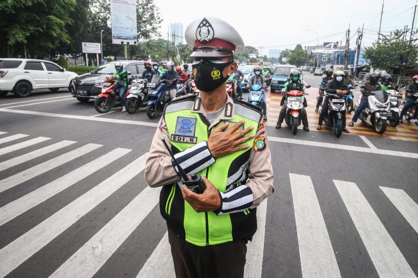 Petugas kepolisian bersama pengguna jalan berdoa di Jalan TB Simatupang, Jakarta, Sabtu (10/7/2021). Kegiatan Gerakan Hening Cipta Indonesia tersebut untuk mendoakan para tenaga kesehatan, relawan, tokoh agama, tokoh masyarakat, dan masyarakat umum lainnya yang meninggal karena COVID-19.