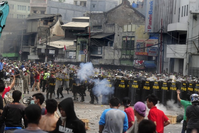 Petugas kepolisian dan Satpol PP memukul mundur warga dengan menembakkan gas air mata saat penggusuran di Jakarta (ilustrasi).