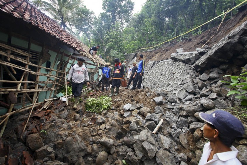 Puing rumah warga yang tertimpa longsoran tanah di Kluwih, Pendoworejo, Kulonprogo, DI Yogyakarta (ilustrasi)