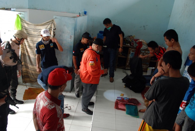 Petugas Kepolisian bersenjata lengkap memeriksa barang warga binaan di Lembaga Pemasyarakatan Kelas II-A Pekanbaru, Riau (ilustrasi).