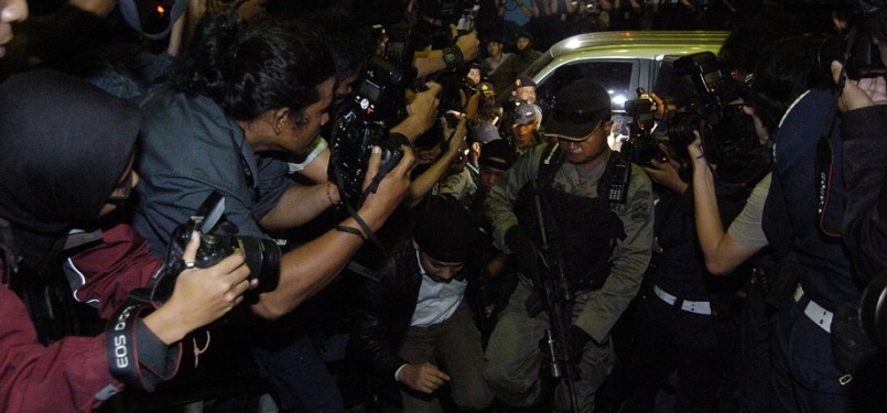 Petugas kepolisian bersenjata lengkap mengawal Nazaruddin ke Kantor komisi Pemberantasan Korupsi (KPK) sabtu (13/8). Pengawalan ketat yang berlebihan oleh kepolisian.