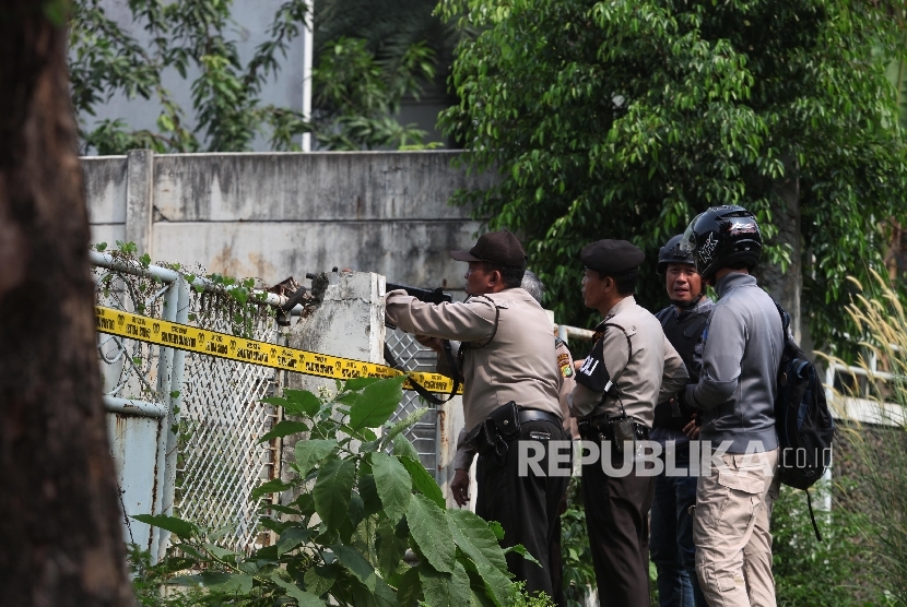 Petugas kepolisian bersenjata mengamankan rumah korban perampokan dan penyanderaan di Pondok Indah, Jakarta, Sabtu (3/9).