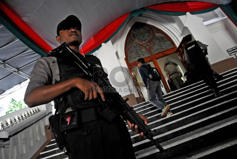 [ilustrasi] Petugas kepolisian bersiap melakukan penyisiran di Gereja Katedral, Bogor, Jawa Barat, Selasa (24/12).    (Republika/Prayogi)