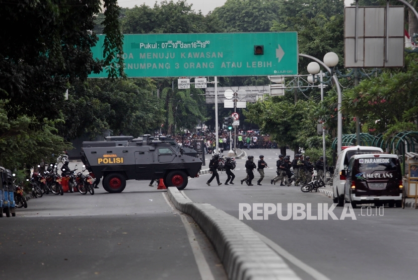 Petugas kepolisian bersiap pasca ledakan diduga bom di kawasan Sarinah, Jakarta, Kamis (14/1).