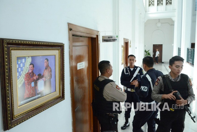 Petugas kepolisian dan kamdal berjaga-jaga didepan ruang kerja Sekda Jabar non aktif Iwa Karniwa saat penggeledehan oleh KPK, di Gedung Sate, Kota Bandung, Rabu (31/7).