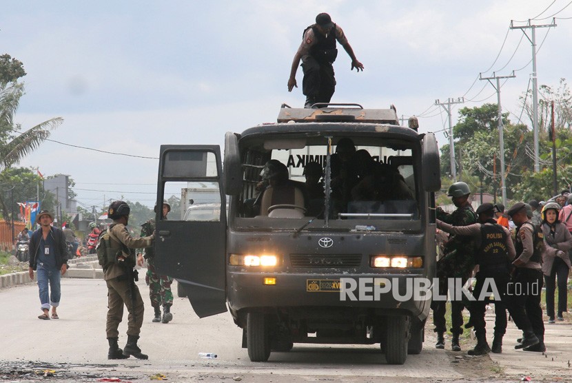 Petugas kepolisian dan TNI melakukan pengamanan saat terjadi aksi protes di Mimika, Papua, Rabu (21/8/2019).