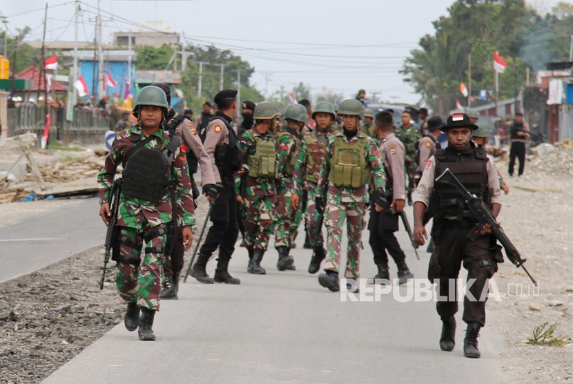 Petugas kepolisian dan TNI melakukan pengamanan saat terjadi aksi protes di Mimika, Papua, Rabu (21/8/2019). 